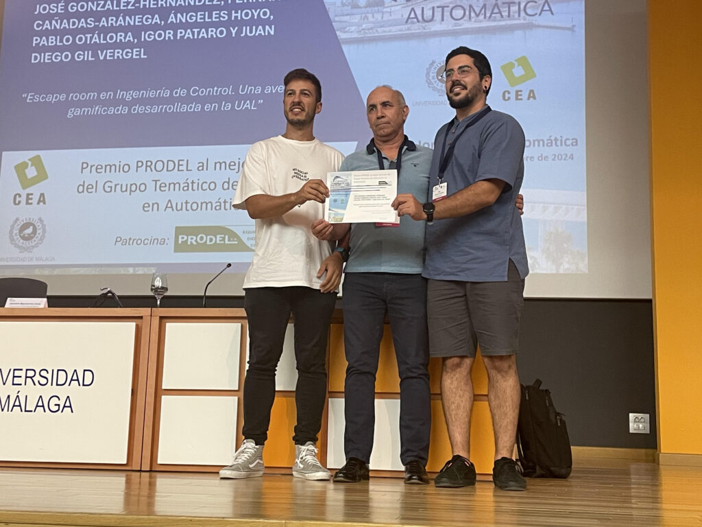 D. Alberto López Falcón y los ganadores mostrando el certificado de haber ganado el premio PRODEL al mejor trabajo de Educación en Automática